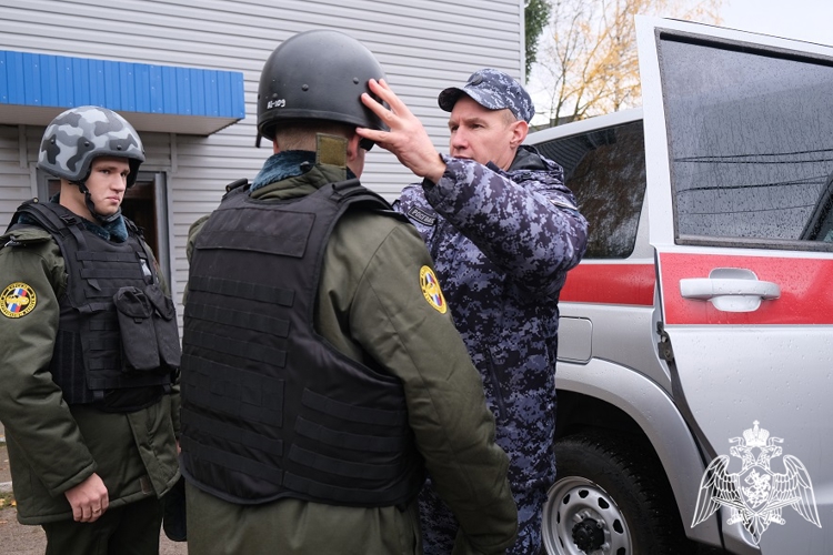 В Курске росгвардейцы познакомили подшефных воспитанников с работой вневедомственной охраны