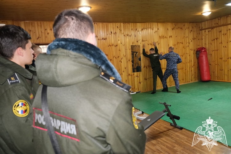 В Курске росгвардейцы познакомили подшефных воспитанников с работой вневедомственной охраны