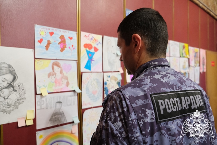 В Курске в региональном Управлении Росгвардии наградили победителей конкурса детского рисунка