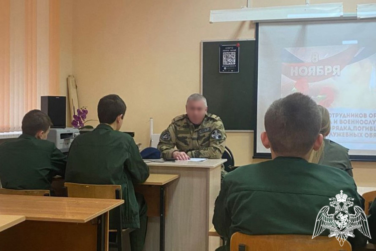 Офицеры СОБР «Кмет» провели урок мужества для курских школьников