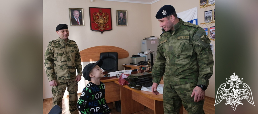 В Курске росгвардейцы исполняют новогодние мечты детей в рамках акции «Ёлка желаний» 