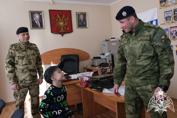 В Курске росгвардейцы исполняют новогодние мечты детей в рамках акции «Ёлка желаний» 