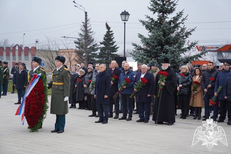 В День Неизвестного солдата росгвардейцы Курской области почтили память павших героев