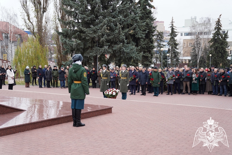 В Курске в  День Героев Отечества росгвардейцы почтили память героев - земляков