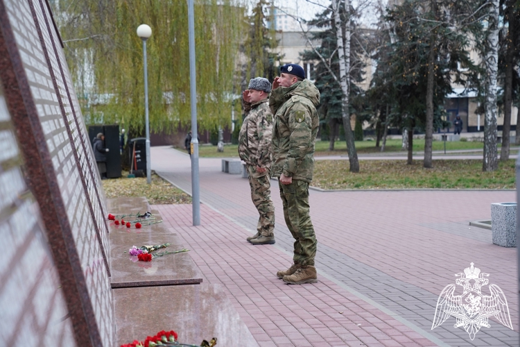 В Курске в  День Героев Отечества росгвардейцы почтили память героев - земляков