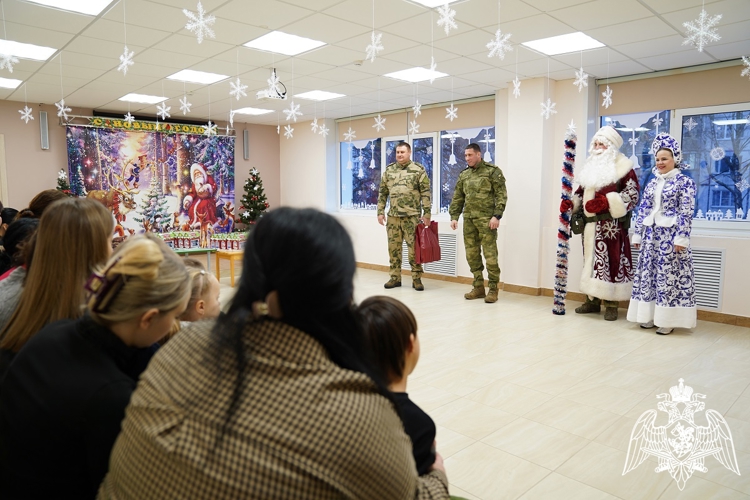 В Курске росгвардейцы подарили праздник воспитанникам центра «От колыбели до школы»