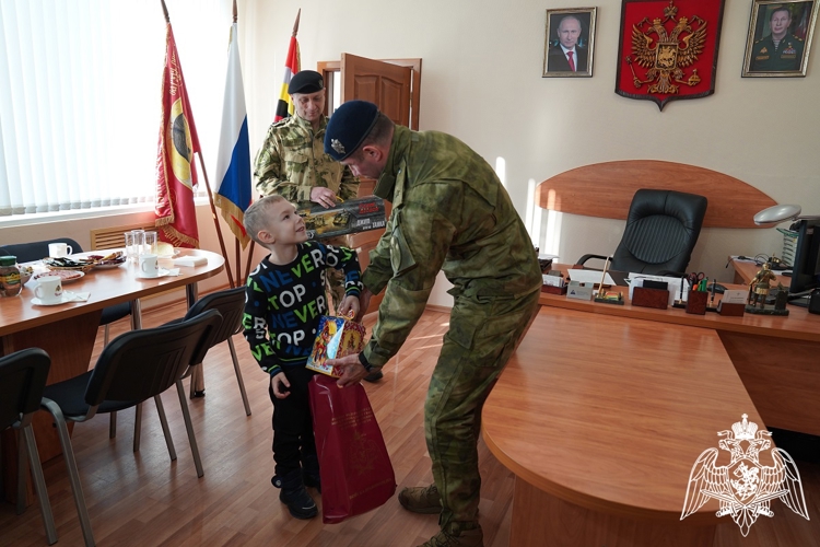 В Курске росгвардейцы исполняют новогодние мечты детей в рамках акции «Ёлка желаний» 