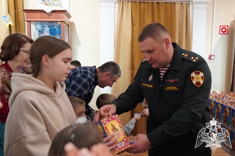 Дед Мороз специального назначения поздравил детей курских росгвардейцев 