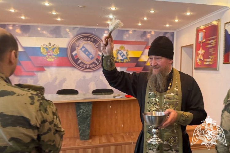 В Курске военный священник провел беседу с сотрудниками спецподразделения Росгвардии
