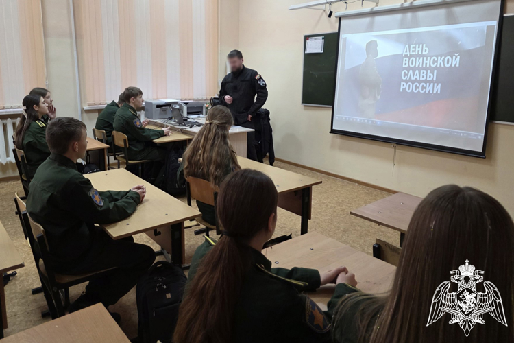 В Курске росгвардейцы провели урок мужества для школьников, посвященный Сталинградской битве