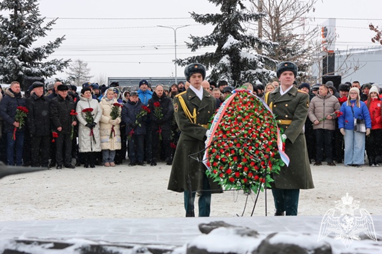 В Курске росгвардейцы почтили память воинов-освободителей