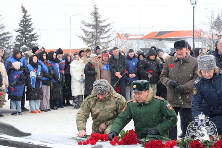 В Курске росгвардейцы почтили память воинов-освободителей
