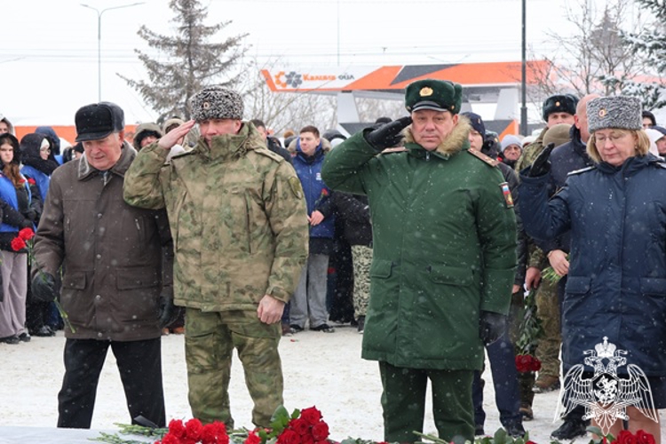В Курске росгвардейцы почтили память воинов-освободителей