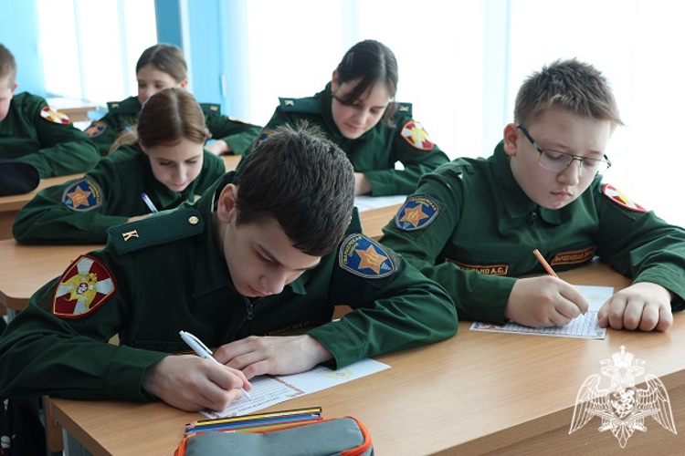В Курске подшефные кадеты Росгвардии присоединились к всероссийской акции "Письмо солдату"