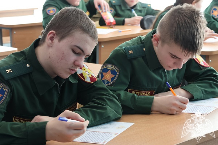 В Курске подшефные кадеты Росгвардии присоединились к всероссийской акции "Письмо солдату"