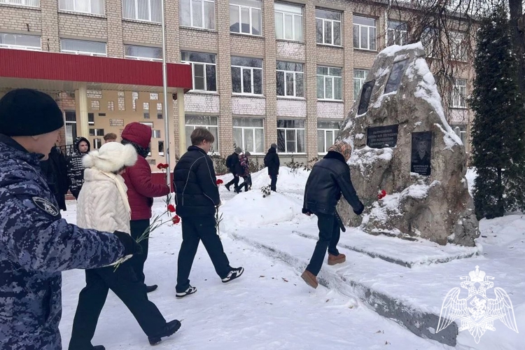 Росгвардейцы провели для курских кадет уроки мужества в честь воинов-афганцев