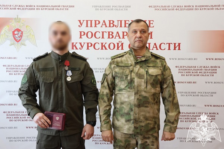 Командующий Центральным округом Росгвардии вручил награды отличившимся сотрудникам ведомства в Курской области