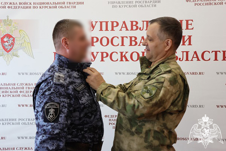 Командующий Центральным округом Росгвардии вручил награды отличившимся сотрудникам ведомства в Курской области