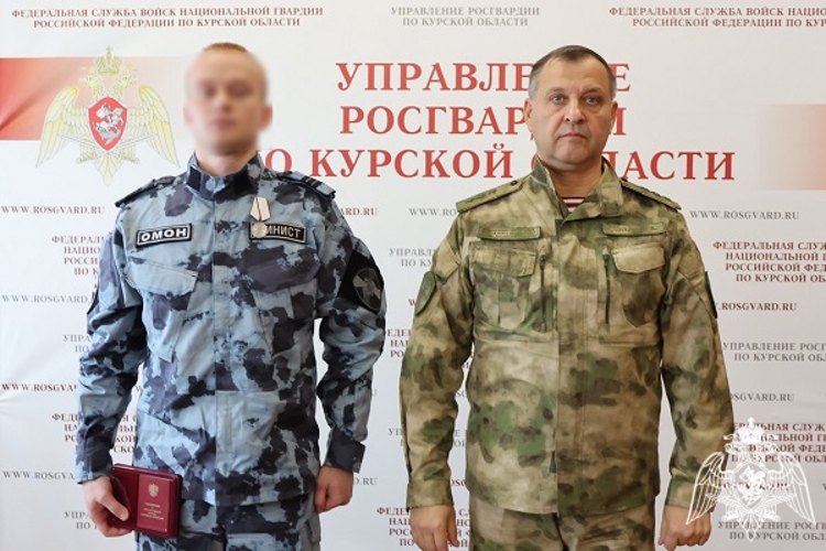 Командующий Центральным округом Росгвардии вручил награды отличившимся сотрудникам ведомства в Курской области