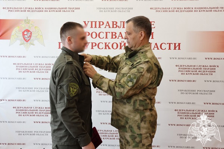 Командующий Центральным округом Росгвардии вручил награды отличившимся сотрудникам ведомства в Курской области