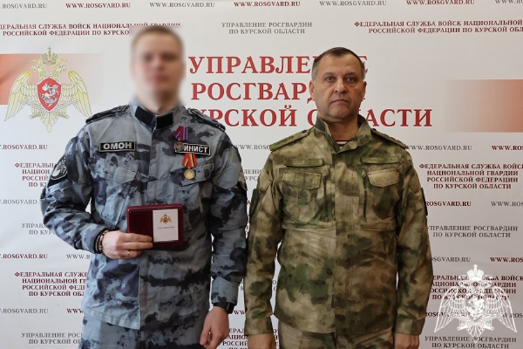 Командующий Центральным округом Росгвардии вручил награды отличившимся сотрудникам ведомства в Курской области