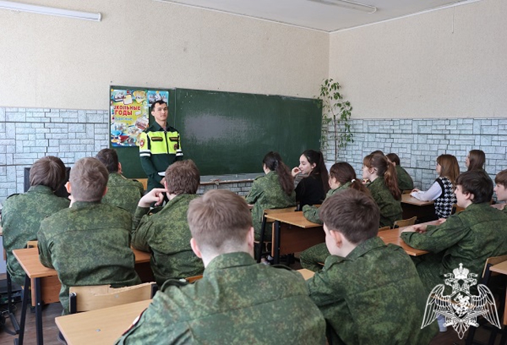 В Курске военный автоинспектор Росгвардии провел занятие с кадетами подшефного класса