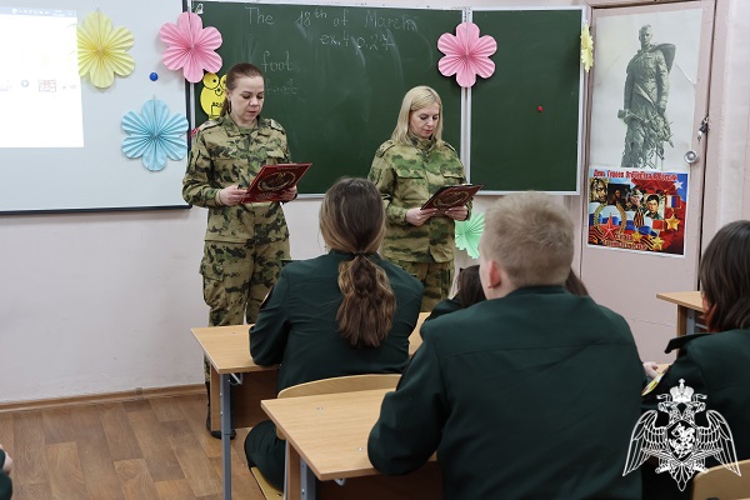 Курские военнослужащие Росгвардии провели викторину для кадетов подшефного класса