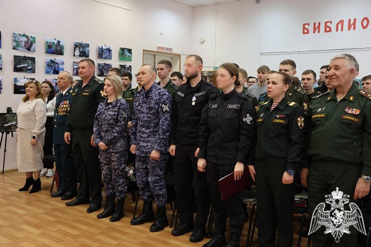 Росгвардейцев поздравили с юбилеем ведомства в Центральной городской библиотеке им. Ф.А.Семенова 