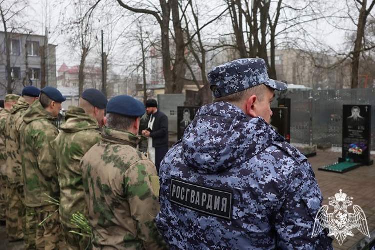 Сотрудники Управления Росгвардии по Курской области почтили память погибших сослуживцев 