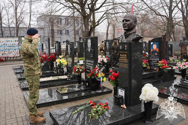 Сотрудники Управления Росгвардии по Курской области почтили память погибших сослуживцев 