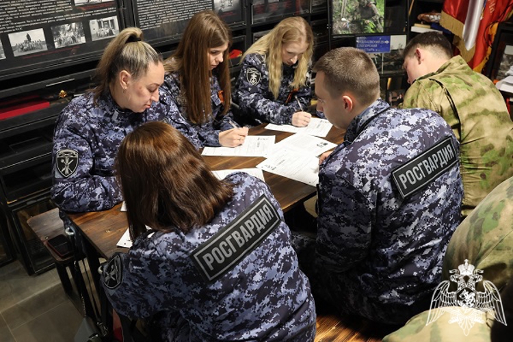 Росгвардейцы в Курске написали «Диктант Победы» и почтили память героев