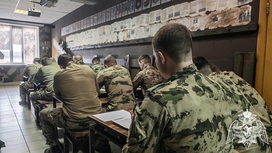 Росгвардейцы в Курске написали «Диктант Победы» и почтили память героев