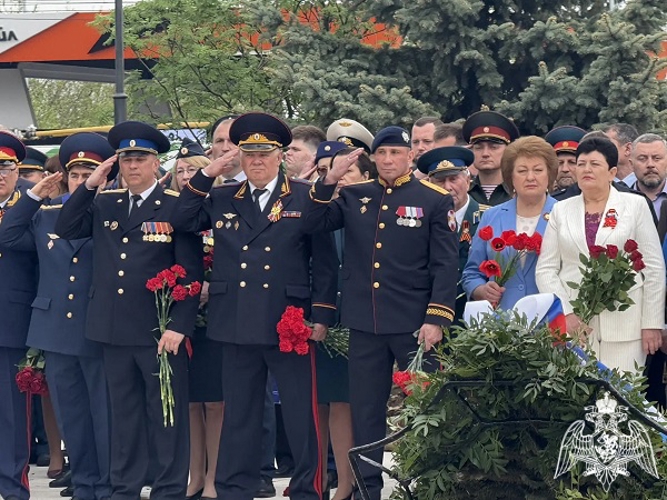 Память, объединяющая поколения: Росгвардия приняла участие в торжественном возложении цветов на мемориальном комплексе «Курская дуга»