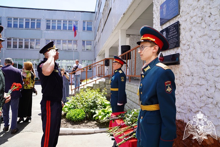 В школе № 36 города Курска, в рамках Всероссийского образовательного проекта торжественно, открыли «Парту Героя»