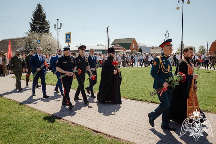 В преддверии  Дня Победы в поселке Золотухино Курской области сотрудники Росгвардии приняли участие в церемонии зажжения Вечного огоня в честь героев, погибших в годы Великой Отечественной войны, воинов-интернационалистов и участников СВО.