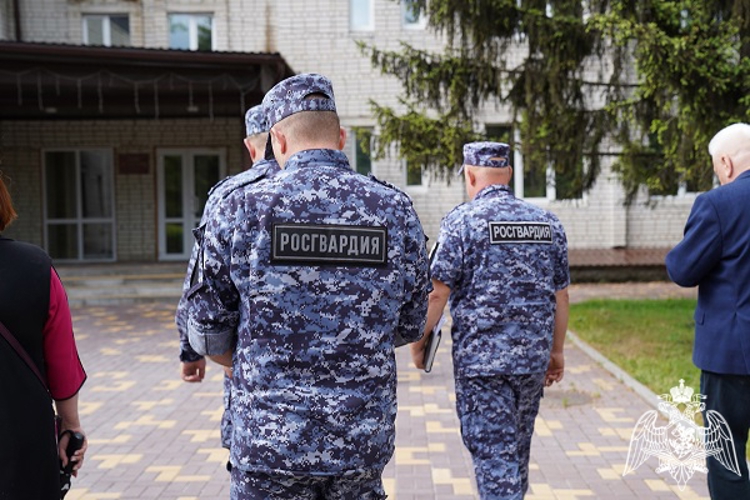 Росгвардия усилила меры безопасности в местах детского оздоровительного отдыха в Курской области