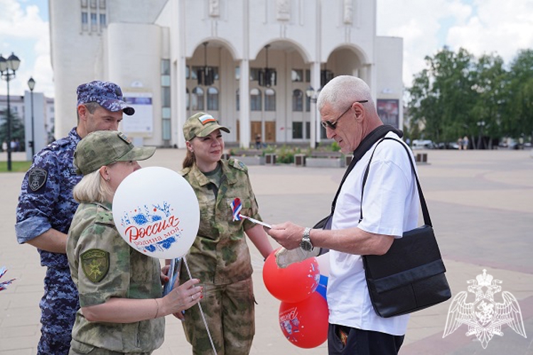 В Курске росгвардейцы присоединились к всероссийской акции «Российский триколор»