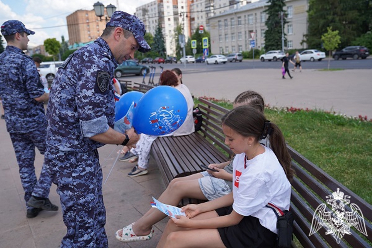В Курске росгвардейцы присоединились к всероссийской акции «Российский триколор»