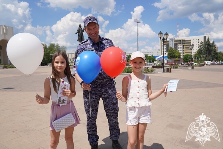 В Курске росгвардейцы присоединились к всероссийской акции «Российский триколор»