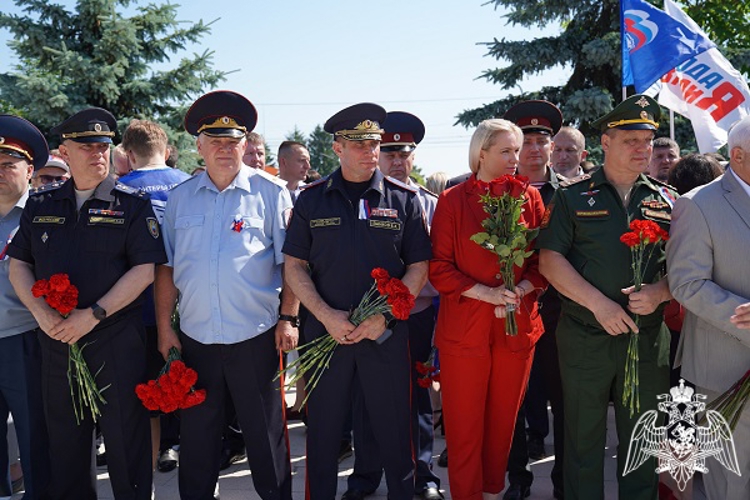 В День России курские росгвардейцы почтили память павших героев