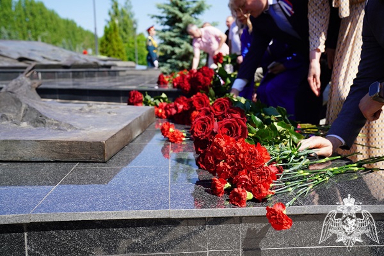 В День России курские росгвардейцы почтили память павших героев