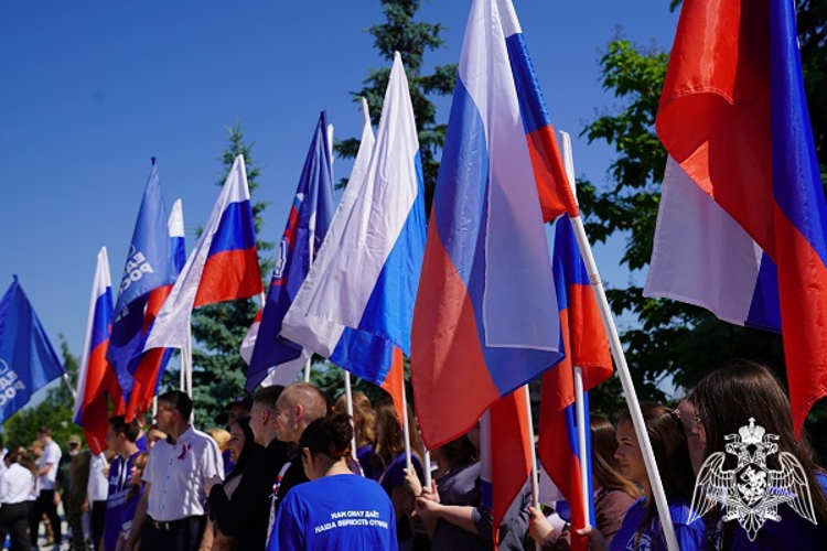 В День России курские росгвардейцы почтили память павших героев