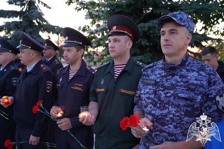 В Курске росгвардейцы приняли участие во всероссийской акции «Свеча памяти»