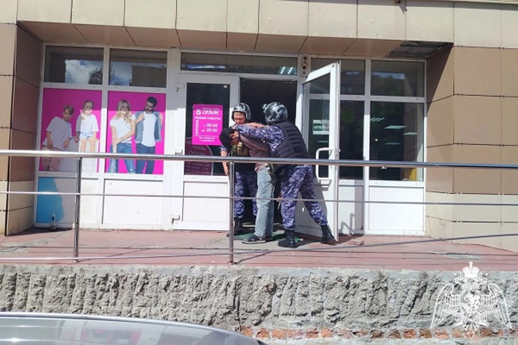 Сотрудники вневедомственной охраны в Курской области задержали мужчину, незаконно проникшего в магазин 