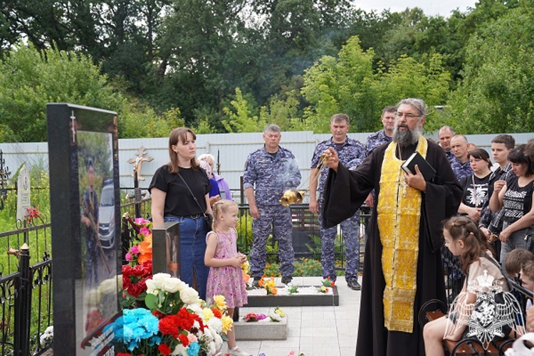 В Курске почтили память росгвардейца, героически погибшего в ходе террористического акта ВСУ на городской пляж