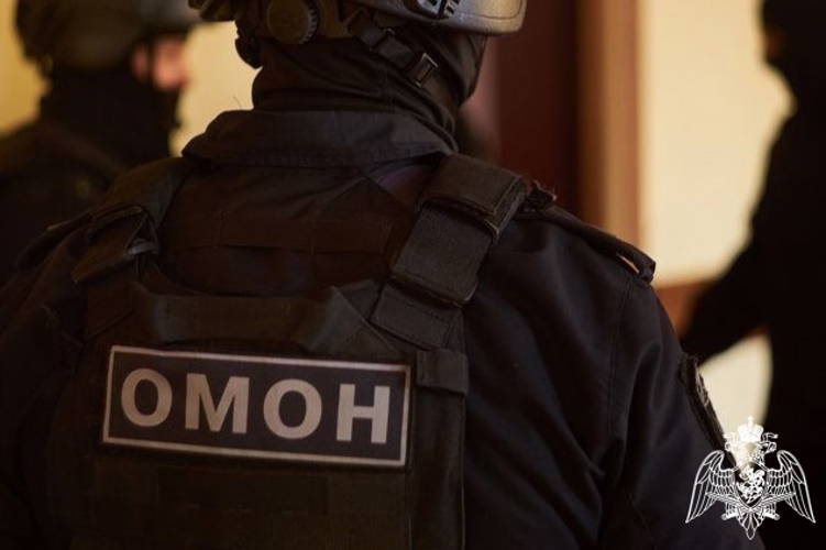 При содействии спецназа Росгвардии в Курске задержаны подозреваемые в вымогательстве (Видео)