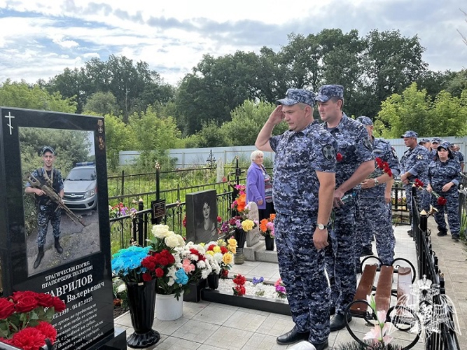 В Курске почтили память росгвардейца, героически погибшего в ходе террористического акта ВСУ на городской пляж