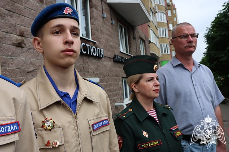 Сотрудники и военнослужащие Управления Росгвардии по Курской области приняли участие в церемонии  открытия мурала 