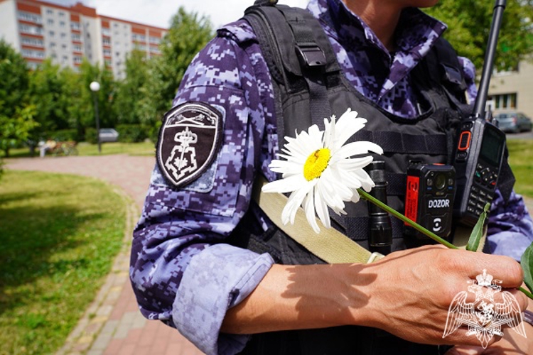 Акция «Ромашка — символ счастья»: сотрудники регионального управления Росгвардии поздравили курян с Днём семьи, любви и верности