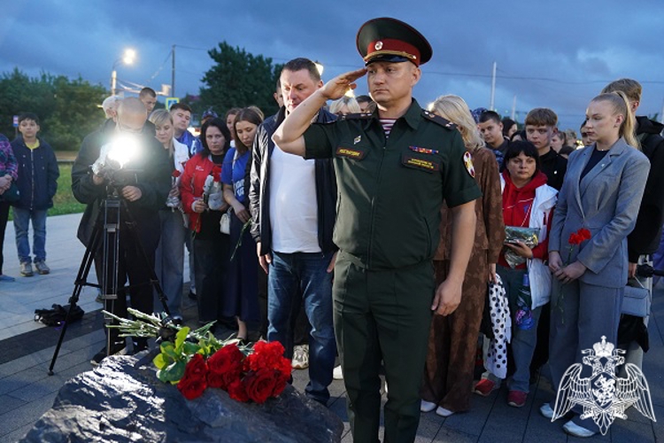 В Курске росгвардейцы  почтили память погибших в результате теракта на пляже в 2025 году